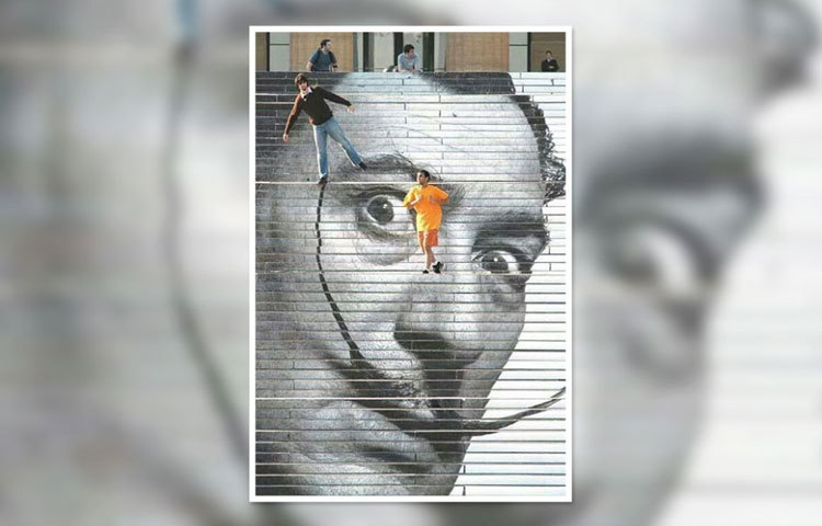 ফিলাডেলফিয়া মিউজিয়াম অফ আর্ট-এ ওঠার সিঁড়িতে রয়েছে বিখ্যাত চিত্রকর সালভাদর ডালির প্রতিকৃতি। ২০০৫ সালে একটি প্রদর্শনীর সময়ে এটি নির্মাণ করা হয়।