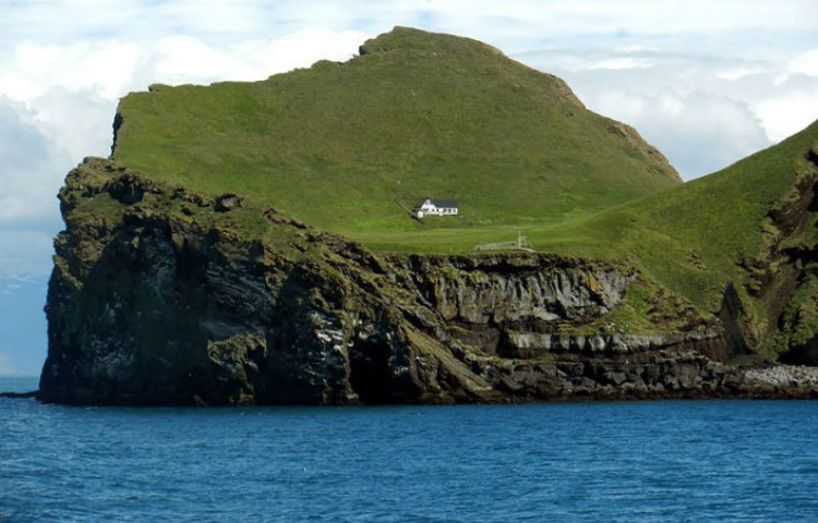 এই বাড়িটির নাম ভেস্তম্যানিয়েখার আর্কিপেলাগো। আইসল্যান্ডের এই বাড়িটি বিশ্বের সবচেয়ে দুর্গম বাড়ি হিসেবে পরিচিত।