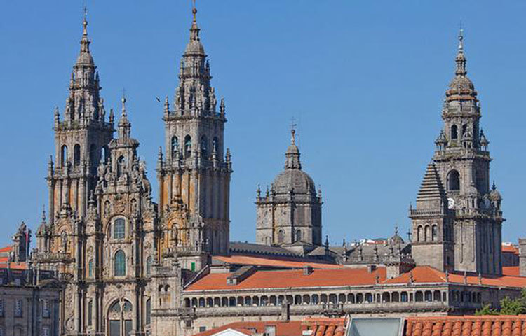 সান্তিয়াগো ডি কম্পোসটেলা : ঈশ্বরের বাণী প্রচারের জন্য যীশুখ্রিষ্টের মনোনীত বারোজনের একজন, সেইন্ট জেমস দ্য গ্রেটকে সমাহিত করা হয়েছে এখানে। জনশ্রুতি রয়েছে যে স্পেনে ধর্মপ্রচারে অসফল হওয়ার পর জেরুজালেমে তাকে হত্যা করা হয়।