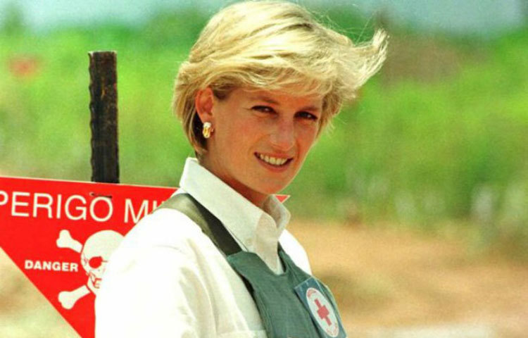 জীবদ্দশায় বিতর্কের মধ্যমণি ছিলেন প্রিন্সেস অব ওয়েলস। লেডি ডায়ানা নামেই তিনি পরিচিতি ছিলেন। মাত্র ৩৬ বছর বয়সেই গাড়ি দুর্ঘটনায় তিনি মৃত্যু বরণ করেন। প্রিন্স অব ওয়েলসের প্রথম স্ত্রী ডায়ানার ব্যক্তিগত জীবন নিয়ে চর্চা আজো শেষ হয়নি।