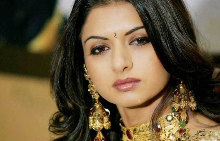 ৯০-এর দশকের অন্যতম সেরা অভিনেত্রী ভাগ্যশ্রী পট্টবর্ধনের বাড়িতেও চুরির ঘটনা ঘটেছে। ভাগ্যশ্রীর বাড়িতে তার শ্বশুর-শাশুরির অনুপস্থিতিতে তার ফ্ল্যাট থেকে প্রায় ২৫ লক্ষ টাকা চুরির ঘটনা ঘটেছিল। তার পর থেকেই বাড়ির পরিচারককে খুঁজে পাওয়া যায়নি।