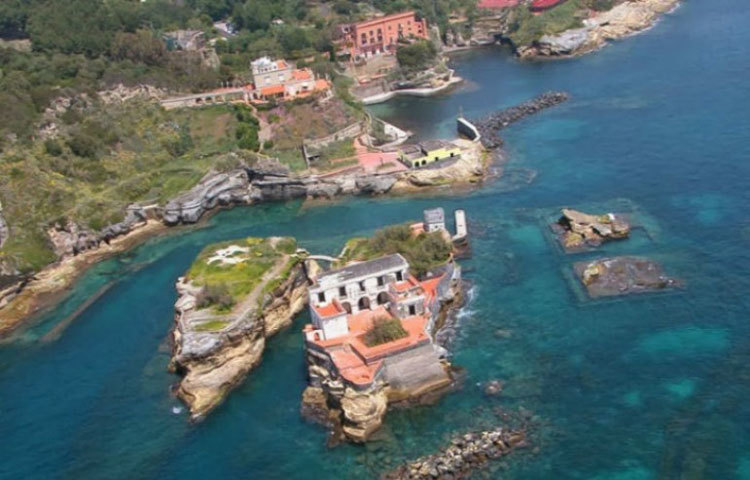 নেপলস উপকূলের এই দ্বীপের পুরো নাম ইসোলা লা গাইওলা। বহু দিন ধরেই স্থানীয়দের কাছে ত্রাসের ওপর নাম গাইওলা দ্বীপ। এখানে গেলে কেউ জীবন নিয়ে ফিরে আসতে পারে না।