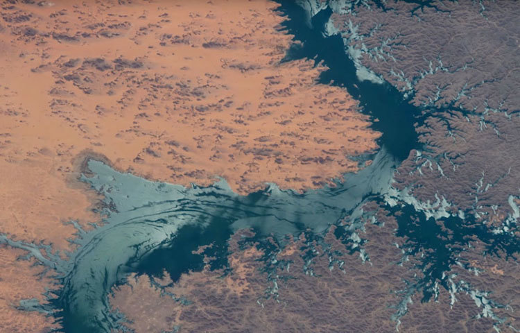 নাসের হ্রদ, মিশর। এই হ্রদ দেখে সবাই নিমেষে মুগ্ধ হয়ে যায়।