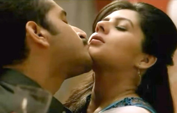 পায়েল সরকার ও পরমব্রতকে এভাবে অন্তরঙ্গ দৃশ্যে &lsquo;চকলেট&rsquo; ছবিতে অভিনয় করতে দেখা গেছে।
