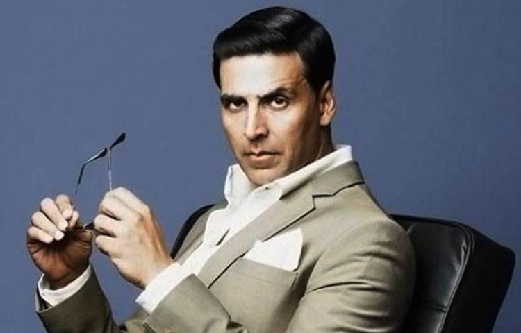 অক্ষয় কুমার : এ বছর সাফল্যের শিখরে রয়েছেন তিনি। ২০১৬ সালে তার &lsquo;এয়ার লিফট&rsquo; ১২৯ কোটি টাকা, &lsquo;রুস্তম&rsquo; ১২৮ কোটি টাকা এবং &lsquo;হাউজফুল ৩&rsquo; ১০৯ কোটি টাকা মিলিয়ে মোট ৩৬৬ কোটি টাকা আয় হয়েছে বলিউড বক্স অফিসের।