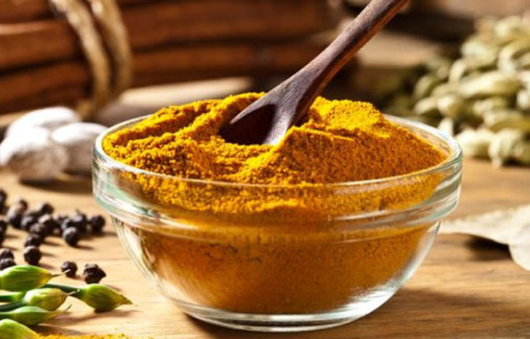 হলুদ : শরীরের তাপমাত্রা বাড়িয়ে দিয়ে যেমন ফ্যাট বার্নিংয়ে সাহায্য করে তেমনই রক্তে শর্করার মাত্রা নিয়ন্ত্রণে রাখা, মস্তিষ্কের কর্মক্ষমতা ধরে রাখার ক্ষমতাও বাড়ায় হলুদ।