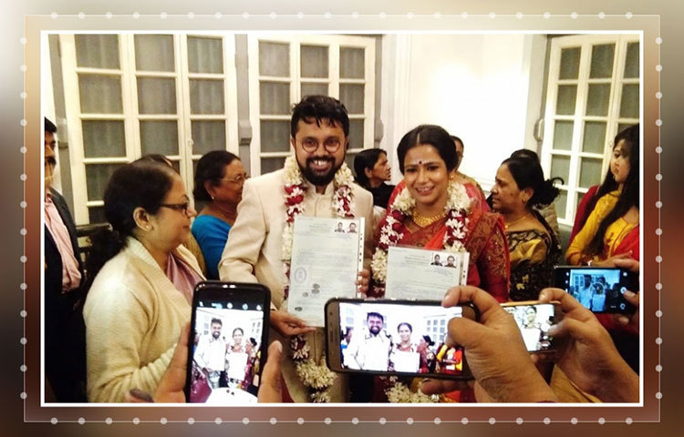 বিয়ে করলেন &lsquo;মীরাক্কেল&rsquo;-এর সৌরভ পালোধি। এখন ভক্তদের শুভেচ্ছায় ভাসছেন তিনি।