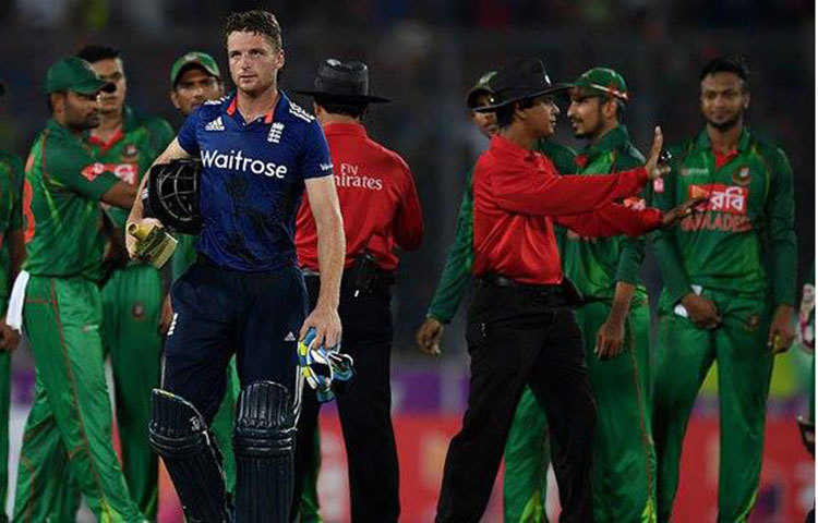 দ্বিতীয় ওয়ানডেতে ইংল্যান্ডের ব্যাটসম্যান জস বাটলারকে আম্পায়ারের সিদ্ধান্ত চ্যালেঞ্জ করে যখন বাংলাদেশ আউট করে, তখন পুরো টিম উল্লাসে ফেটে পড়ে। বাংলাদেশের খেলোয়াড়দের এমন &lsquo;বুনো&rsquo; উল্লাস পছন্দ হয়নি জস বাটলারের। মাঠেই বাদানুবাদে জড়িয়ে পড়েন তিনি।