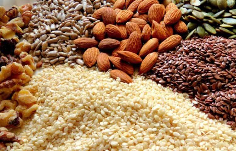 বাদাম এবং বীজ জাতীয় খাবার : বাদাম এবং বীজ জাতীয় খাবার ভিটামিন ই-এর ভাল উৎস। সঠিক মাত্রার ভিটামিন ই মস্তিষ্কের দক্ষতা হ্রাস পাওয়া কমায়। মস্তিষ্কের স্বাস্থ্য ঠিক রাখতে দিনে ১ আউন্স বাদাম যেমন- আখরোট, কাজু, পেস্তা, চিনা বাদাম এবং কুমড়োর বীজ, সূর্যমুখীর বীজ, তিল বীজ খেতে পারেন।