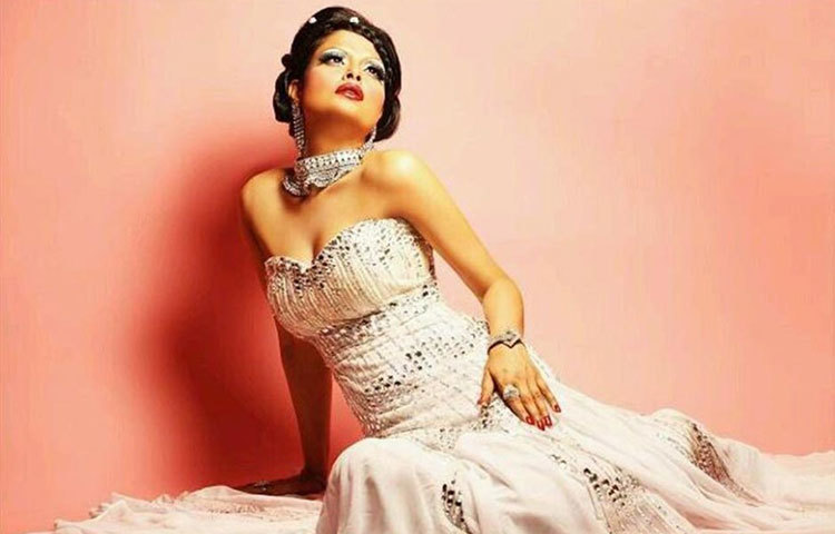 গুলশান শর্মা : তিনি নগ্ন হয়ে অনেক ম্যাগাজিন ফটোশুটে অংশ নিয়েছেন।