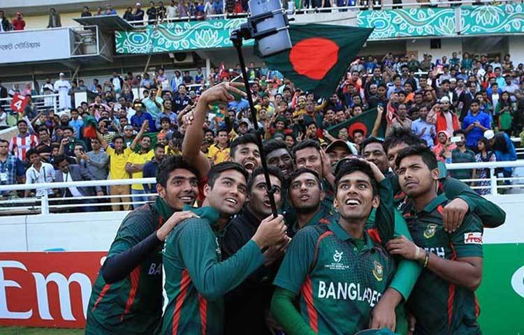 ক্রিকেট পাগল ঢাকা : বাংলাদেশের মানুষ ক্রিকেট বলতেই পাগল হয়ে যায়। ক্রিকেট পাগল এ দেশটির রাজধানীতে পাগলামিটা তাই একটু বেশি। ঢাকার অলিগলি, পার্ক, রাস্তাঘাট এমনকি বাড়ির ছাদেও খেলা হয় ক্রিকেট।