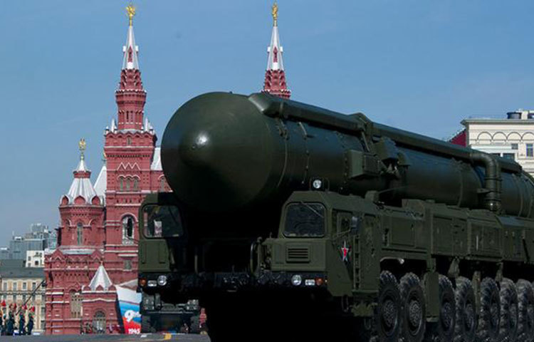 রাশিয়ার কাছে সবচেয়ে বেশি: স্টকহোম আন্তর্জাতিক শান্তি গবেষণা ইন্সটিটিউট সিপ্রি-র তথ্য অনুসারে রাশিয়ার কাছে বর্তমানে সবচেয়ে বেশি আনবিক বোমা রয়েছে। দেশটিতে এধরনের বোমার সংখ্যা সাড়ে সাত হাজারের বেশি৷ ১৯৪৯ সালে সেদেশ প্রথম পারমাণবিক পরীক্ষা করেছিল। ছবি: সংগৃহীত