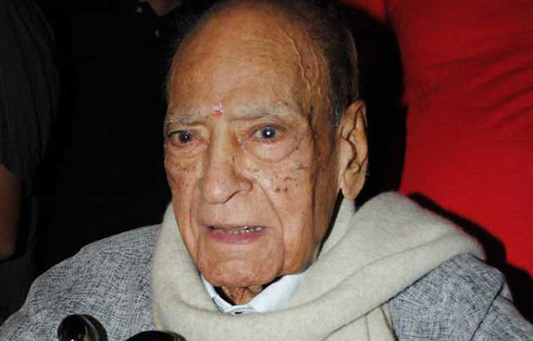 এ কে হাঙ্গাল : এই অভিনেতা একটা সময় এতটাই আর্থিক সমস্যায় পড়েছিলেন যে তার কাছে নিজের চিকিৎসার টাকাও ছিলো না। পরিবারের পক্ষেও পর্যাপ্ত পরিমাণ অর্থ জোগাড় করা সম্ভব হয়নি।