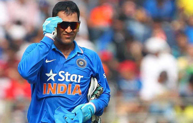 মহেন্দ্র সিং ধোনি : ভারতের প্রাক্তন অধিনায়ক মহেন্দ্র সিং ধোনি যে বেতনের তালিকায় উপরে দিকে থাকবেন তা নিশ্চিতভাবে বলা যায়। ধোনি মাসে ৮ লক্ষ ৩০ হাজার টাকা বেতন পেয়ে থাকেন।