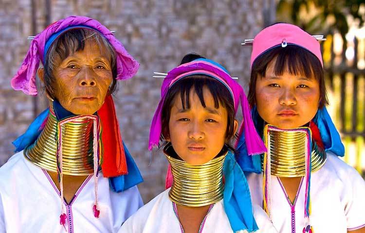 বার্মিজ আদিবাসী মহিলারা : মায়নমারের প্যাডাং বা কারেনি উপজাতির মহিলাদের গলা অস্বাভাবিক রকমের দীর্ঘ হয়। কপারের প্যাচাঁনো তারের বিশেষ অলঙ্কার গলায় বসিয়ে ছোটবেলা থেকেই কৃত্রিম উপায়ে তাদের গলার দৈর্ঘ্য বৃদ্ধি করা হয়।