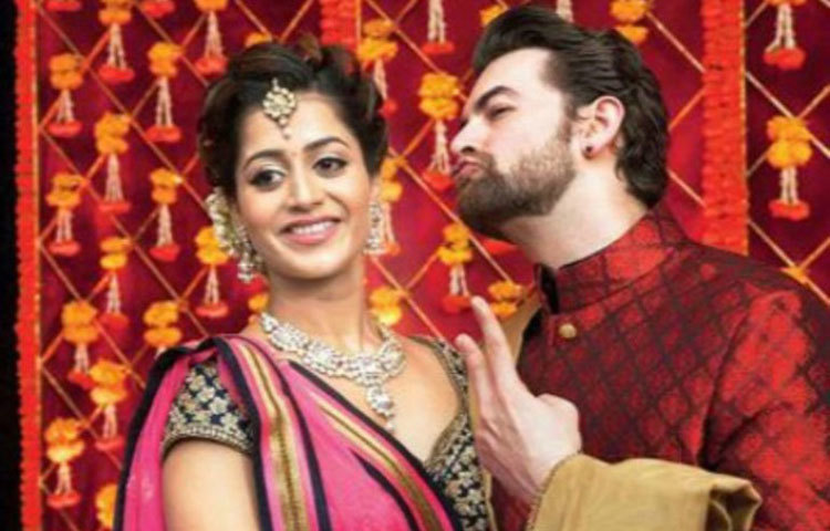 নীল নিতিন মুকেশ-রুক্মিনী সহায় : ঢাক ঢোল বাজিয়ে সদ্য চার হাত এক হয়েছে এই যুগলের। রীতিমতো পারিবারিক সম্মতিতেই রুক্মিনীর সঙ্গে বিয়ে ঠিক হয়েছিল বলিউডের স্টাইল হাঙ্ক নীলের।