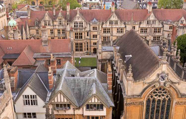 অক্সফোর্ড বিশ্ববিদ্যালয়, ইংল্যান্ড : এটি ১০৯৬ সালে প্রতিষ্ঠিত হয়েছে। ইংরেজি ভাষাভাষি দেশগুলোর মধ্যে অক্সফোর্ড সবচেয়ে পুরোনো বিশ্ববিদ্যালয়। এখন পর্যন্ত এই বিশ্ববিদ্যালয়ের ২৬ জন শিক্ষার্থী নোবেল জিতেছেন।