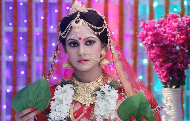 তৃণা সাহা : বউয়ের সাজে সেজেছেন তিনি। নানা রঙে সাজতে তার অনেক ভালো লাগে।