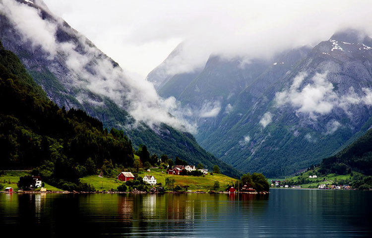 নরওয়ে : এদেশের প্রতিটি মানুষই নিজেদের সুখী মনে করে। এখানকার সিংহভাগ মানুষই নানাভাবে সফল।