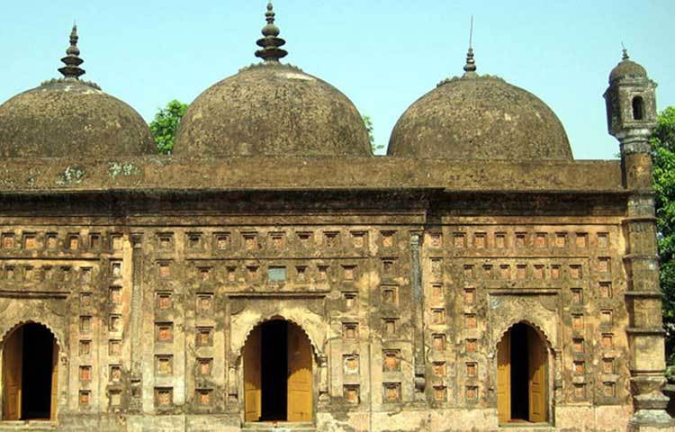 নয়াবাদ মসজিদ রংপুর বিভাগের দিনাজপুর জেলার কাহারোল উপজেলার নয়াবাদ গ্রামে অবস্থিত। ২২৪ বছরের পুরনো মসজিদ নয়াবাদ মসজিদ।