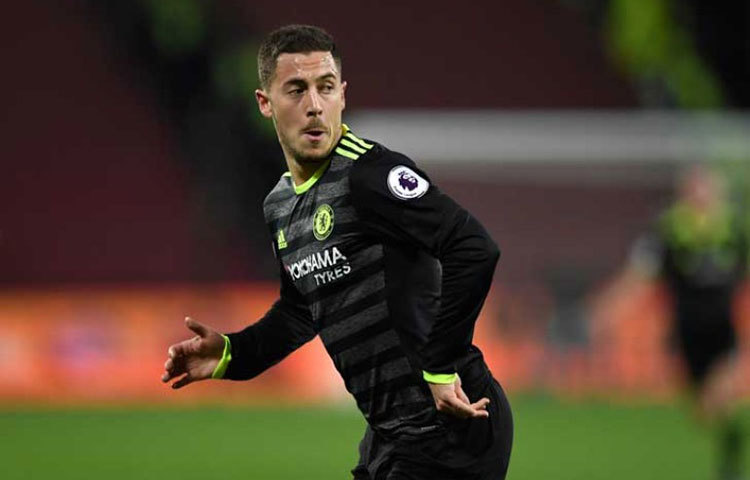 এডেন হ্যাজার্ড : চেলসি সুপারস্টার বিশ্বের সবচেয়ে দামি ফুটবলারদের তালিকায় এই মুহূর্তে ১০ নম্বরে রয়েছেন। ২৬ বছরের এই বেলজিয়ান তারকাকে চেলসি ৭ কোটি ইউরো দিয়ে কিনেছিল।