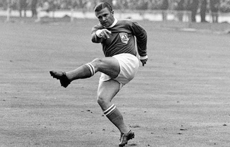 ফ্রাঞ্জ পুসকাস : হাঙ্গেরির সর্বকালের সেরা ফুটবলার পুসকাস ৫২৯ ম্যাচে ৫১৪ গোল করেছেন। ১৯৫৪ সালের বিশ্বকাপে যোগ দেওয়ার আগে ৩২ ম্যাচ অপরাজিত ছিল হাঙ্গেরি। কিন্তু ফাইনালে তৎকালীন পশ্চিম জার্মানির কাছে ২ গোলে এগিয়ে থেকেও ৩-২ গোলে হারে হাঙ্গেরি।