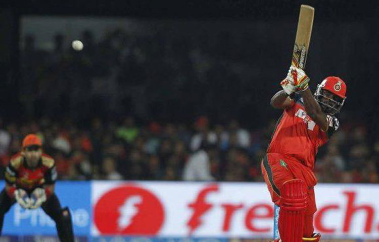 ক্রিস গেইল : আইপিএলে বিস্ফোরক ব্যাটসম্যানদের নাম মনে করলেই যে নামটা প্রথমে মনে ভেসে আসবে তিনি হলেন বিধ্বংসী ক্যারিবিয়ান ওপেনার ক্রিস গেইল। আইপিএলে ২০ টি হাফসেঞ্চুরি ও ৫ টি সেঞ্চুরির সাহায্যে ৩৪২৬ রান করেছেন তিনি।