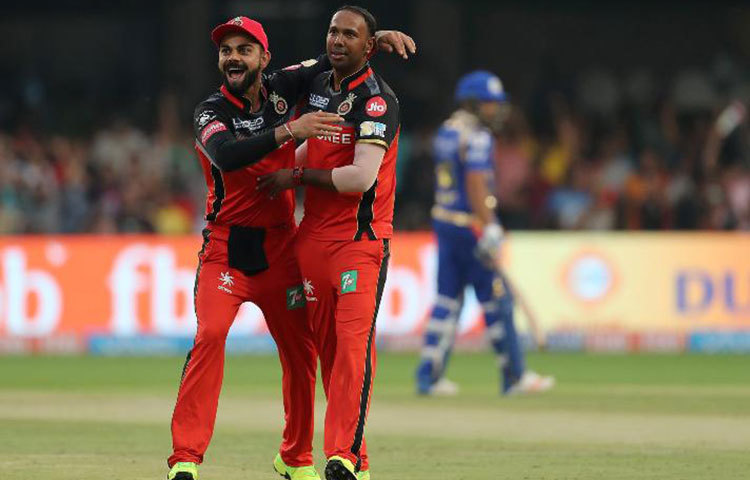 পরপর তিন বলে পার্থিব প্যাটেল, মিচেল ম্যাকক্লেনঘান ও রোহিত শর্মাকে আউট করে এবারের আইপিএল-এ প্রথম হ্যাটট্রিক করলেন রয়্যাল চ্যালেঞ্জার্স ব্যাঙ্গালোরের লেগস্পিনার স্যামুয়েল বদ্রি।