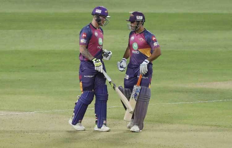 রাইজিং পুণে সুপারজায়ান্টসের প্রাক্তন অধিনায়ক মহেন্দ্র সিং ধোনি আবারও বুঝিয়ে দিলেন, তিনিই সেরা ফিনিশার। শনিবার ( ২২ এপ্রিল) সানরাইজার্স হায়দরাবাদের বিরুদ্ধে ৩৪ বলে তিনটি ছক্কা ও পাঁচটি বাউন্ডারির সাহায্যে ৬১ রানের অপরাজিত ইনিংস খেলে পুণেকে জিতিয়ে মাঠ ছাড়লেন ধোনি।