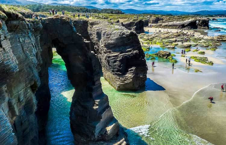 বিচ অফ দ্য ক্যাথিড্রালস, স্পেন : হাজার বছর ধরে জলের আঘাতে তৈরি হয়েছে এই বিচের বিশালাকার &lsquo;আর্চ&rsquo;গুলো। চার্চের সঙ্গে সাদৃশ্য থাকায় স্পেনের সমুদ্রসৈকতের এই নাম।