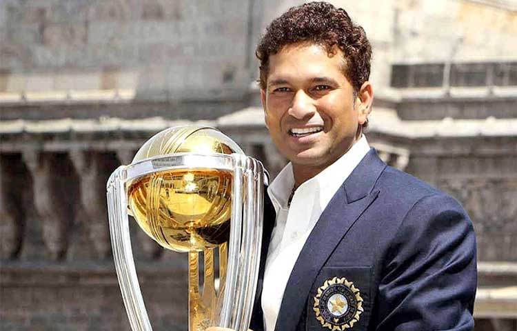 বিশ্বকাপ ট্রফি হাতে নিয়ে শচীন। মুখে তার ভুবন জয় করা হাসি।