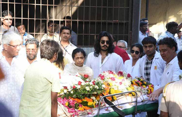 বিনোদ খান্নার প্রতি শেষ শ্রদ্ধা জানাচ্ছেন (চোখে রোদচশমা পরে) সাক্ষী খান্না, বিনোদের দ্বিতীয় স্ত্রী কবিতার প্রথম সন্তান।