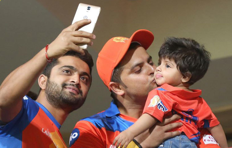 আইপিএলে গুজরাট লায়ন্সের অধিনায়ক সুরেশ রায়না। বাবার দলকে উৎসাহ দিতে স্টেডিয়ামে হাজির ছোট্ট&nbsp; গ্রেসিয়া। তাকে পেয়ে গুজরাট শিবির আনন্দিত।