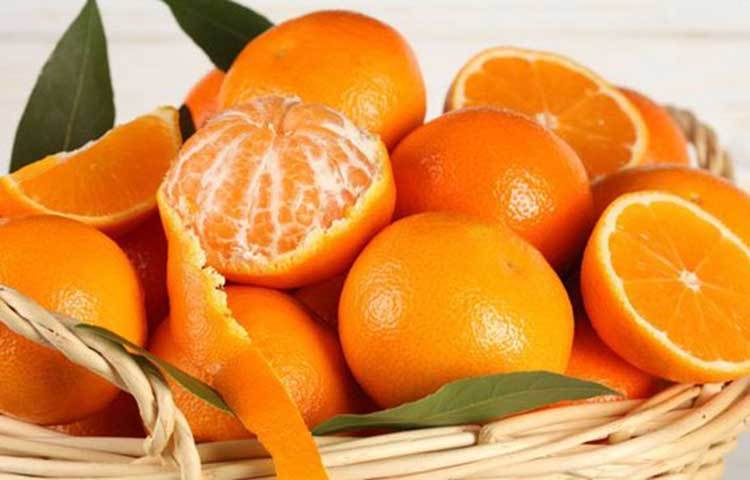 কমলালেবু : এ প্রচুর পরিমাণে অ্যাসিড রয়েছে, যা দাঁতের দাগ পরিষ্কার করে। এটি দাঁতকে উজ্জ্বল করে। এদের প্রচুর পরিমাণে ভিটামিন সি রয়েছে যা দাঁতের জন্য উপকারী।