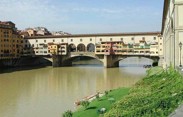 পন্টে ভ্যাকিও : ইতালির ফ্লোরেন্সে অবস্থিত সেতুটি ১৩৪৫ সালে নির্মিত। যা আজো তার ঐতিহ্য ধরে রেখেছে। সেতুটির মূল আকর্ষণ হচ্ছে ১৪০০ সালের দিকে কিছু দোকান এই ব্রিজে ছিল যা আজো টিকে আছে।