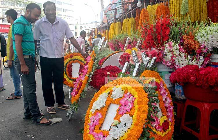 রাজধানীর শাহবাগের ফুলের দোকানগুলোতে এখন চলছে ফুল বিক্রির ব্যস্ততা। ছবি : বিপ্লব দিক্ষিৎ