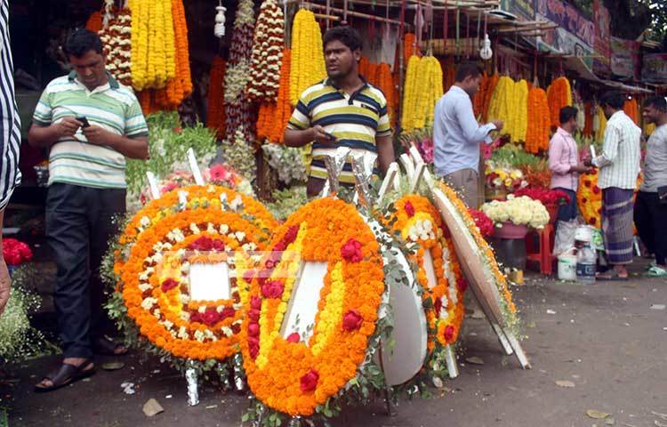 ২১ ফেব্রুয়ারি আন্তর্জাতিক মাতৃভাষা দিবস উপলক্ষে প্রায় কোটি টাকা লাভের আশা করছেন শাহবাগের ফুল ব্যবসায়ীসহ সংশ্লিষ্টরা। ছবি : বিপ্লব দিক্ষিৎ