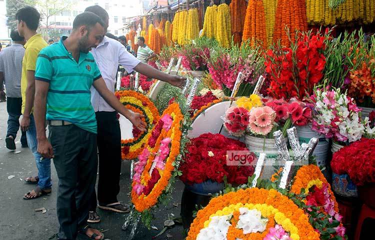 শাহবাগের একাধিক ফুল ব্যবসায়ী ও প্রতিষ্ঠানের কর্মীদের সঙ্গে কথা বলে জানা গেছে, শাহবাগ বটতলা ক্ষুদ্র ফুল ব্যবসায়ী সমবায় সমিতির অধীনে ৫১টি প্রতিষ্ঠান আছে। ছবি : বিপ্লব দিক্ষিৎ