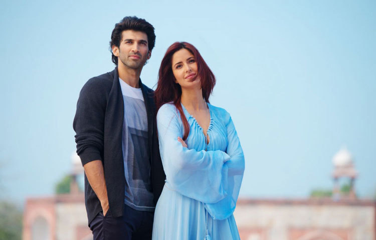 ক্যাটরিনা কাইফ ও আদিত্য রায় কাপুর : পরিচালক অভিষেক কাপুরের &lsquo;ফিততুর&rsquo; ছবিতে অভিনয় করেছিলেন ক্যাটরিনা কাইফ। ছবিতে তার বিপরীতে ছিল দুবছরের ছোট আদিত্য রায় কাপুর। ছবি হিট না হলেও এই জুটি নিয়ে বেশ আলোচনা হয়েছিল।