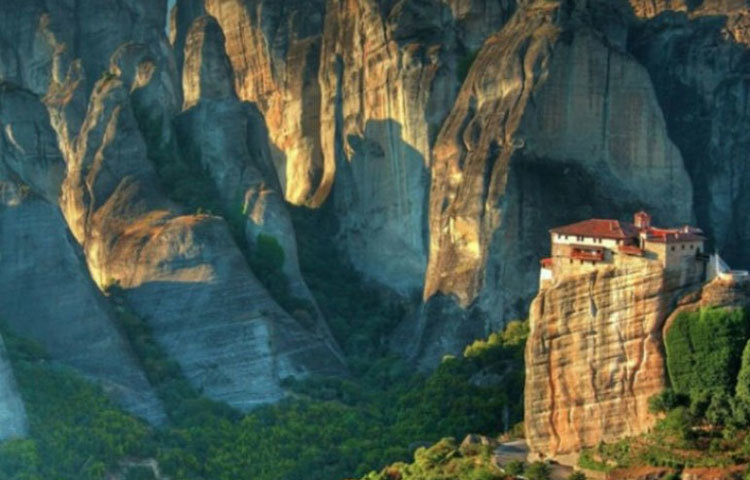 মেটেরোয়া থেলসে নামের এই বাড়িটি গ্রিসে অবস্থিত। আকাশে ঝুলন্ত এই পাহাড়ের কোলের বাড়িতে কি সত্যিই কেউ থাকেন?