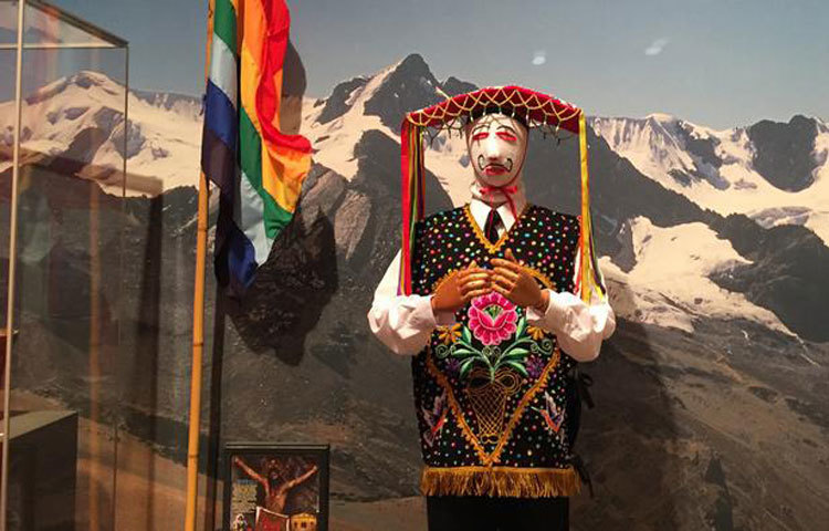 সিনাকারা : যেসব তীর্থযাত্রী পেরুর সিনাকারায় যান তারা সাধারণত এরকম নাচের পোশাক পরিধান করেন। একশ&rsquo;রও বেশি নাচের ধরন রয়েছে, যেগুলোর মধ্য থেকে তার নিজের বংশের ঐতিহ্য অনুযায়ী নিজেদেরটি বেছে নেন একজন তীর্থযাত্রী৷