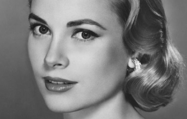 হলিউড মাতানোর পর মাত্র ২৬ বছরেই মোনাকোর প্রিন্স তৃতীয় রেইনারকে বিয়ে করেন অভিনেত্রী গ্রেস কেলি। খ্যাতির মধ্যগগনে থাকতে থাকতেই টিনসেল টাউন ছেড়ে বসবাস ফ্রান্সে শুরু করেন। অস্কার মনোনীত সুন্দরীর রূপে মোহিত হননি এমন সংখ্যা হাতেগোনা।