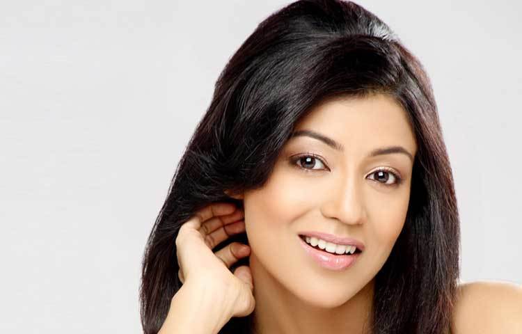 দেবীনা তার স্পট বয়ের জন্য অপেক্ষা করেছিলেন। যার কাছ থেকে দেবীনার বেশকিছু জিনিস নেওয়ার ছিল। কিন্তু সেই স্পট বয় আর ফিরে আসেনি।