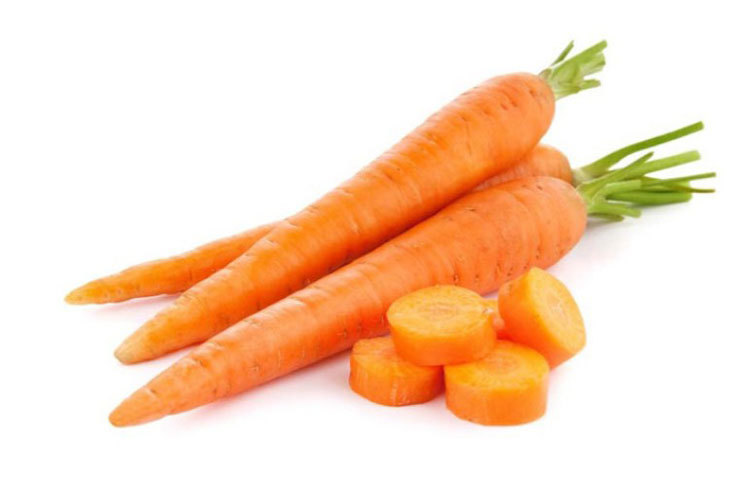 গাজর : আপনি জানেন কি, গাজর বেশি খেলে শরীরে বিটা ক্যারোটিন বেড়ে যাওয়ার ঝুঁকি বেড়ে যায়। বিটা কেরোটিন শরীরে বেড়ে গেলে ত্বক ফ্যাকাসে হয়ে যায়। তখন ত্বক ক্ষতিগ্রস্ত হতে পারে।