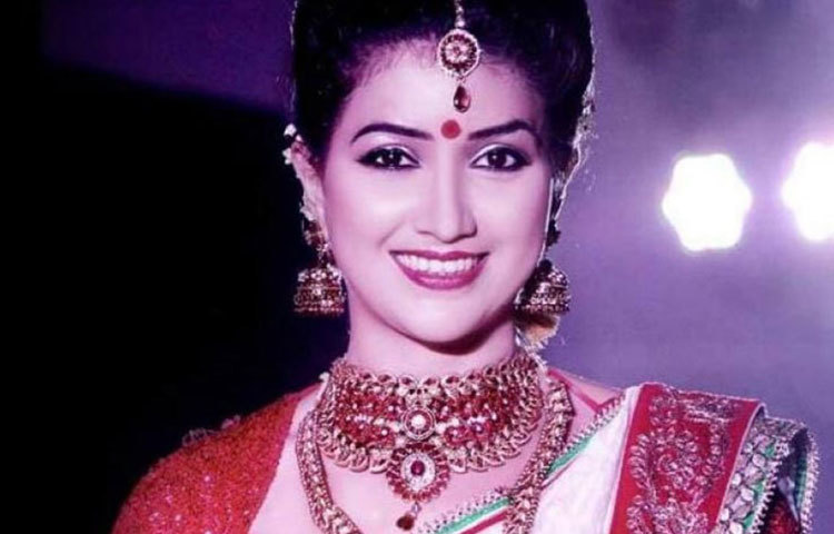 আঙুরলতা ডেকা : আসামের অত্যন্ত জনপ্রিয় নায়িকা। মাত্র এক বছর হল রাজনীতিতে এসেছেন। বর্তমানে তিনি আসামে বিজেপির এমএলএ।