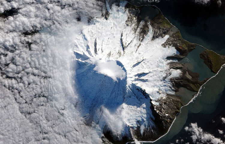 হার্ড আইল্যান্ড আগ্নেয়গিরি : ২০০০ সাল থেকে এখানকার আগ্নেয়গিরি জীবিত রয়েছে। প্রায় ৩৬৮ বর্গ মাইলের এই দ্বীপে রয়েছে পাহাড় ও ৪১টি হিমবাহ। পেঙ্গুইন, সিল ও নানা ধরনের সামুদ্রিক পাখির বাসা এখানে থাকলেও, মানুষের প্রবেশে রয়েছে নিষেধাজ্ঞা।