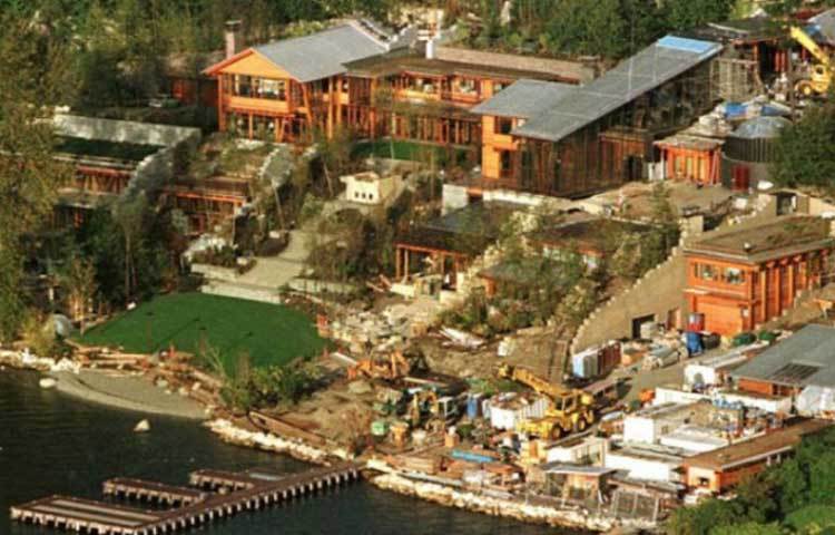 বাড়ির ট্যাক্স : প্রতিবছরই এই বাড়ির জন্য লক্ষ লক্ষ ডলার কর দেন বিল গেটস। ২০০৯ সালে মোট স্থাবর সম্পত্তির জন্য ১০,৬৩,০০০ ডলার কর দিয়েছিলেন তিনি।