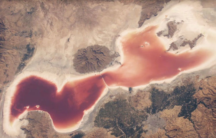 উর্মিয়া হ্রদ এটি ইরানে অবস্থিত। সত্যিকারের চোখ ধাঁধানো ছবি।