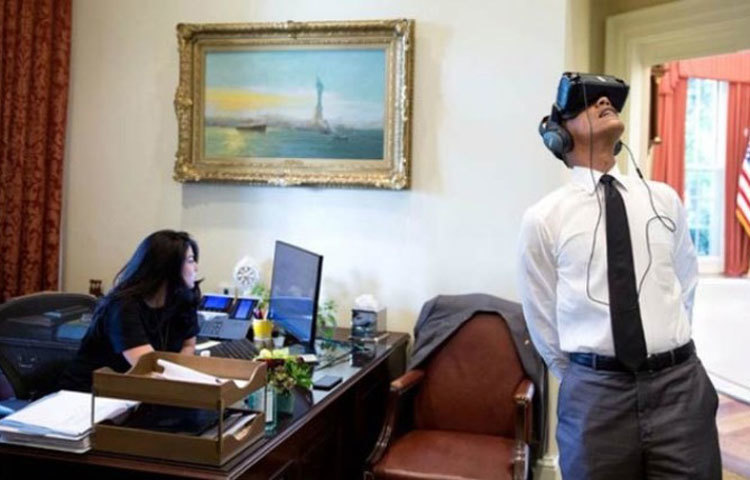 থ্রি ডি ডিভাইস চোখে লাগিয়ে সিনেমা দেখছেন মার্কিন প্রেসিডেন্ট বারাক ওবামা।