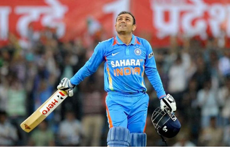 ওপেনার সেহবাগ : লোয়ার মিডল অর্ডার ব্যাটসম্যান, যে কিছুটা অফ স্পিনও করতে পারে। তখনও পর্যন্ত এটাই ছিল বীরেন্দ্র সেহবাগের পরিচয়। সৌরভ বুঝতে পারেন, এমন বিধ্বংসী ব্যাটসম্যানকে লোয়ার মিডলে নামিয়ে খুব একটা লাভ হচ্ছে না। তাকে দিয়ে ওপেন করানো শুরু করেন সৌরভ। ফল মেলে চমকপ্রদ।